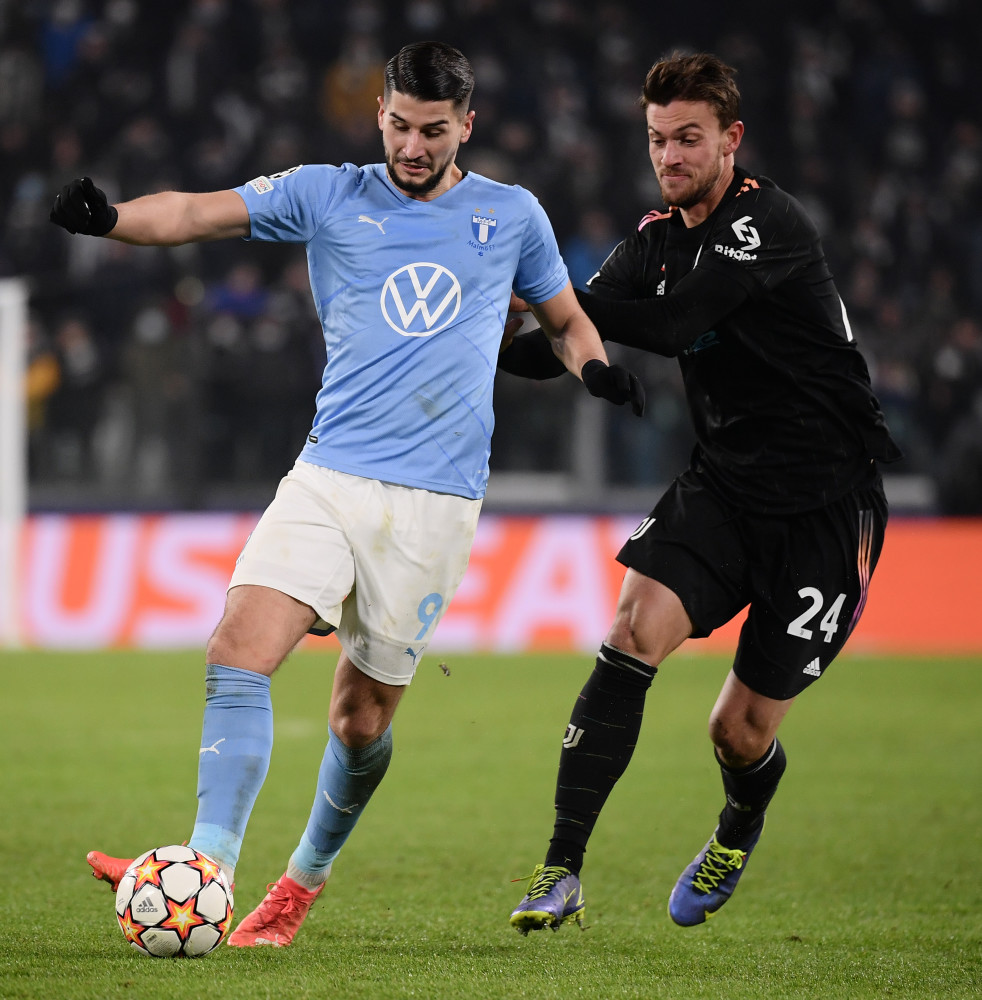 中超：山东泰山主场2-0完胜青岛队（中超：山东泰山主场两球零封青岛队）