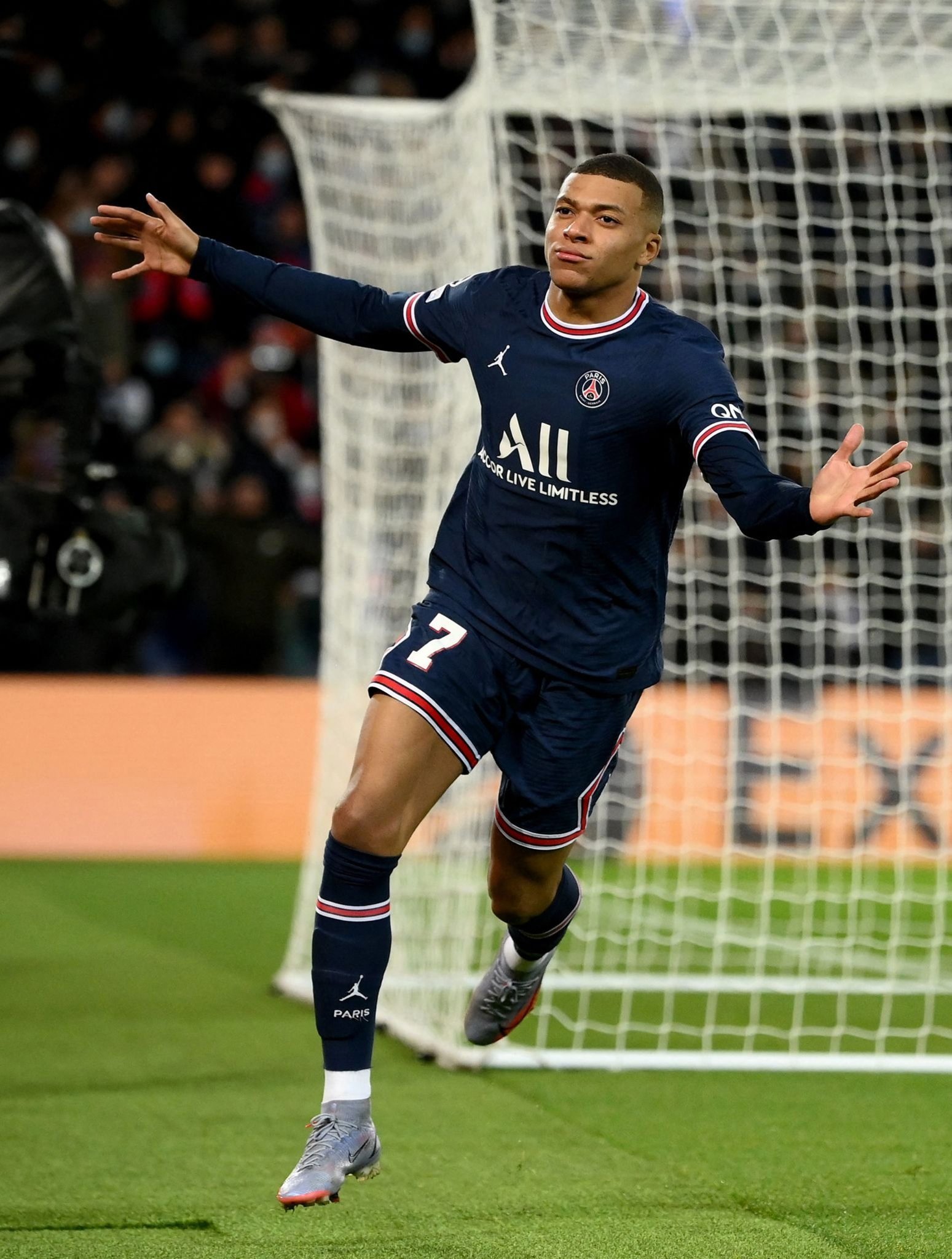 20岁新星独自撑起AC米兰左路走廊：力压S2，英超球会争相抢购他