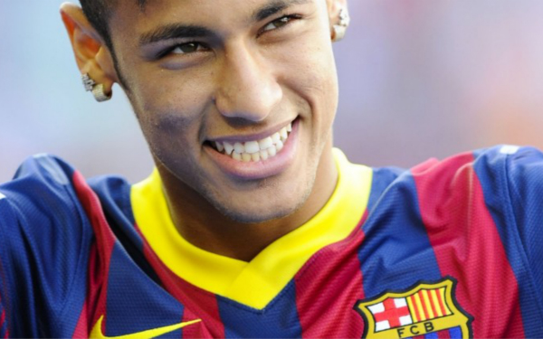 尤文发售圣诞节相关产品，毛衣售价39.9欧元，帽子16.9欧