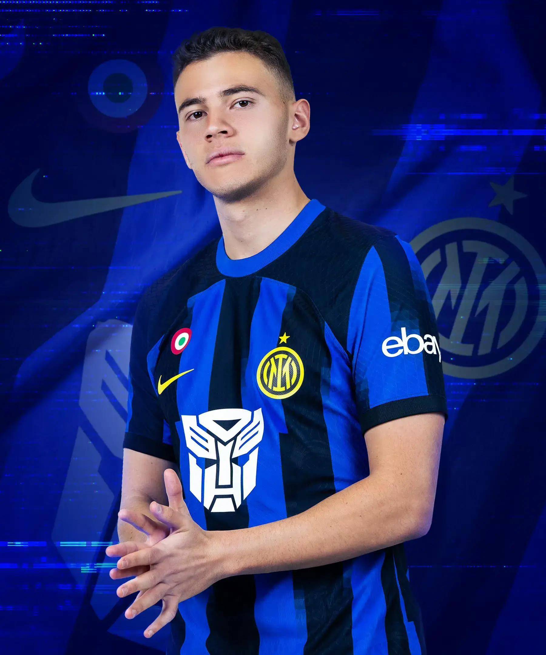 梅西路过回家，重返巴萨诺坎普球场。1800w点赞。